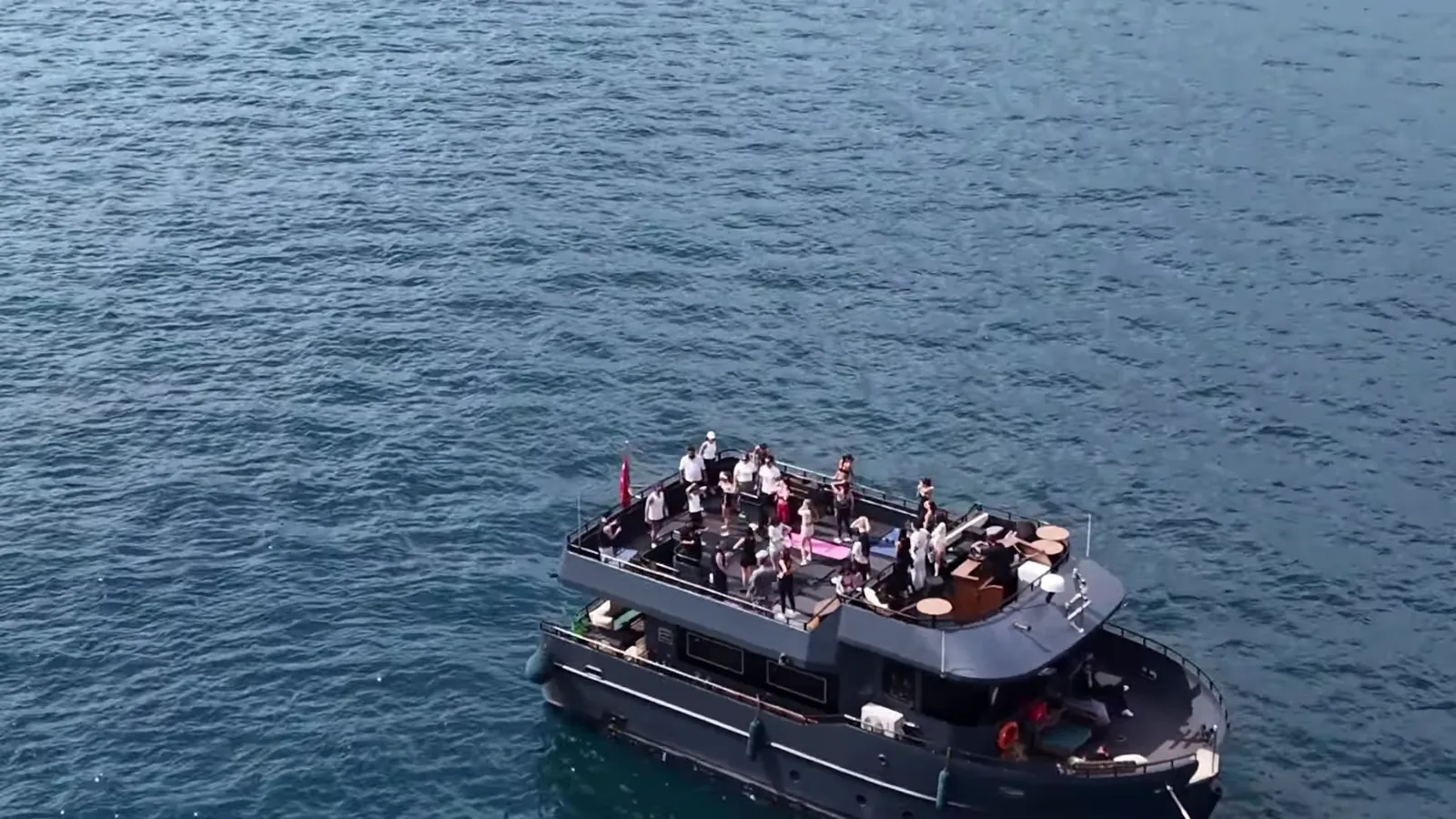 Boğaz'da ilerleyen tekne, drone çekimi